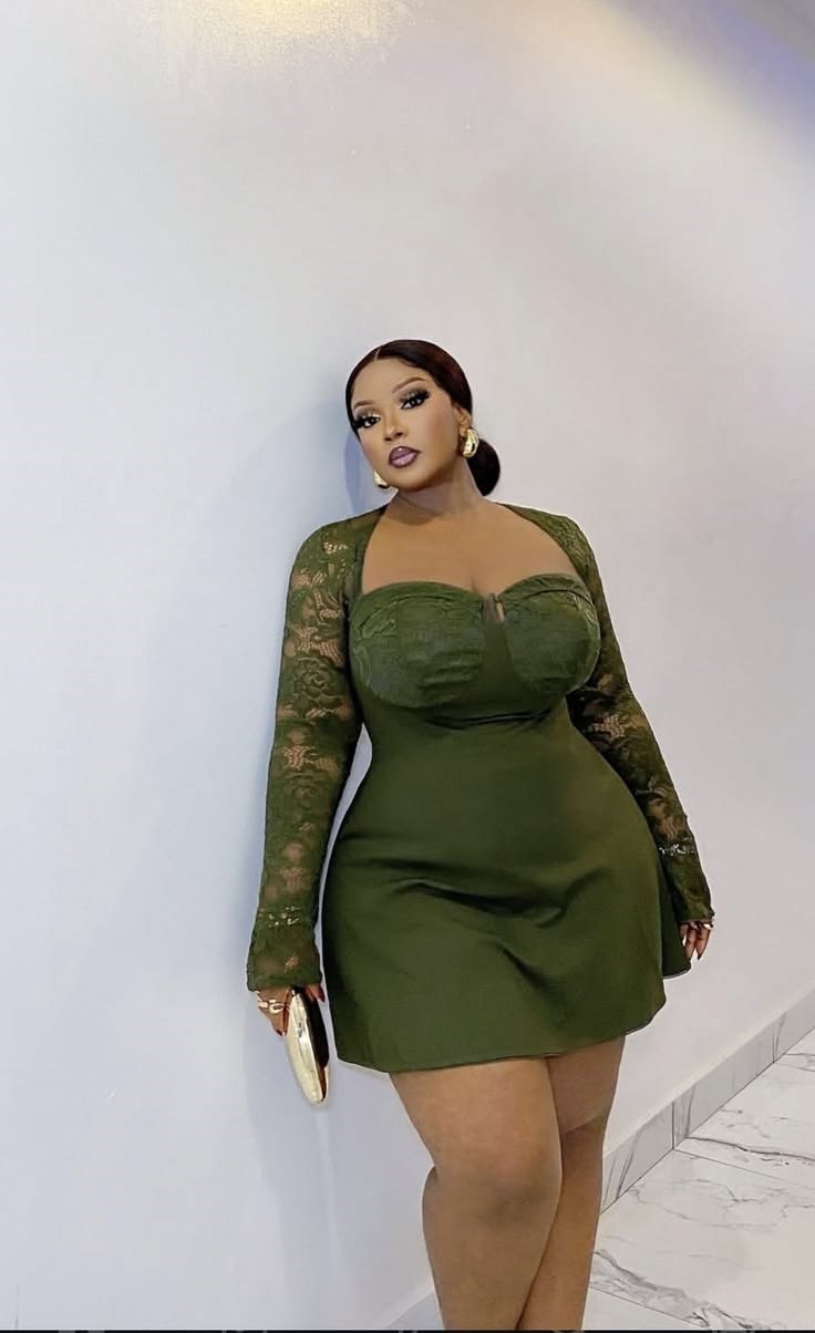chic outfit on an elegent woman