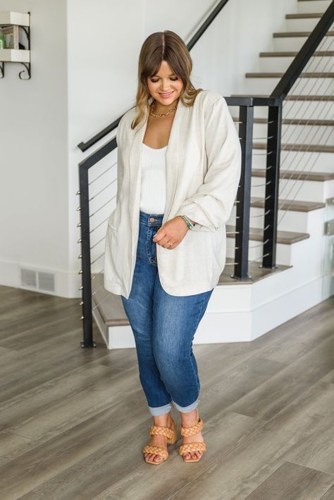 Plus size weekend outfit with an oversized blazer and jeans