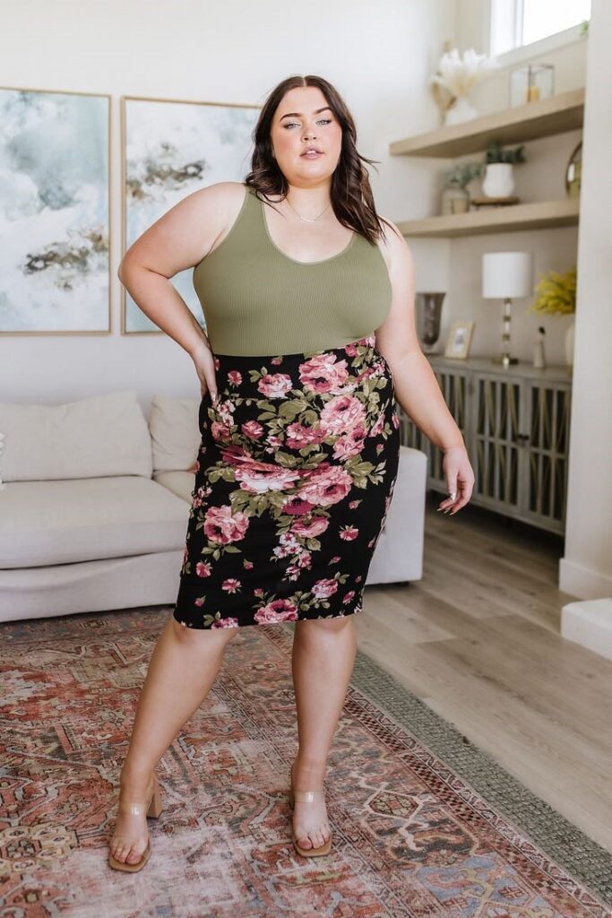 Best bottoms for an apple-shaped body featuring a flattering pencil skirt.
