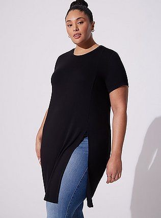 Black tunic top with side slits paired with jeans for an inverted triangle body shape