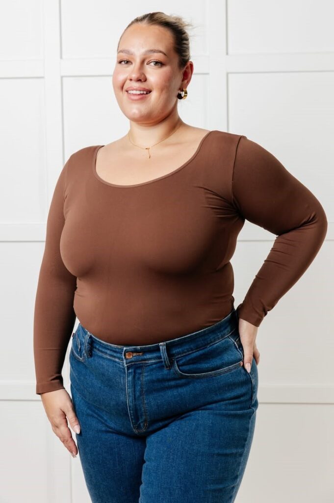 Classic brown scoop neck top for a balanced casual outfit