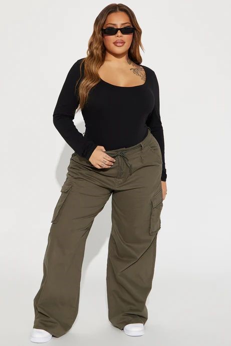 Olive cargo pants with side pockets for an inverted triangle body shape