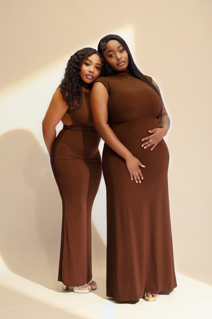Two plus-size women with different body proportions featured in a pear shape vs apple shape style guide.