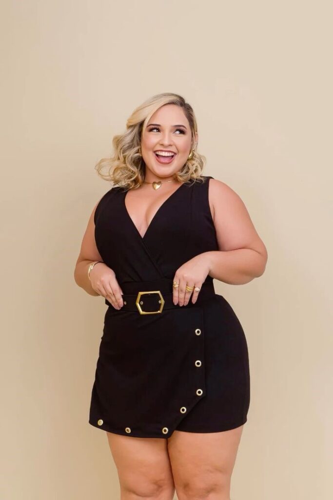 Pear-shaped plus-size woman showing a defined waist and fuller lower body.