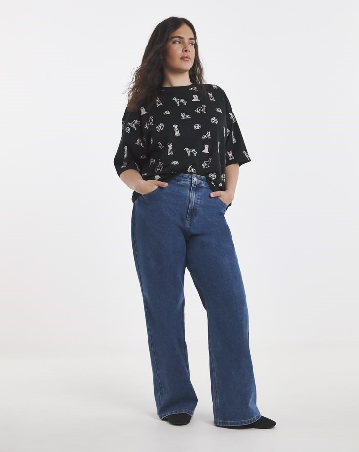 Simply Be plus size outfit with printed top and wide-leg jeans