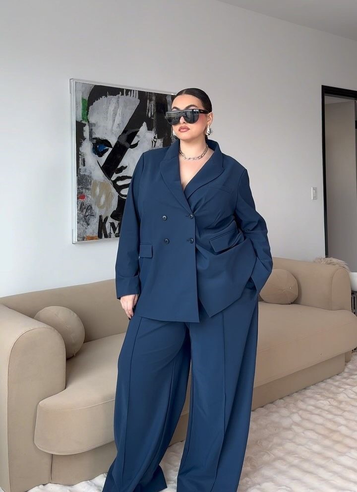 How to style an oversized blazer in a monochromatic navy outfit with wide leg trousers