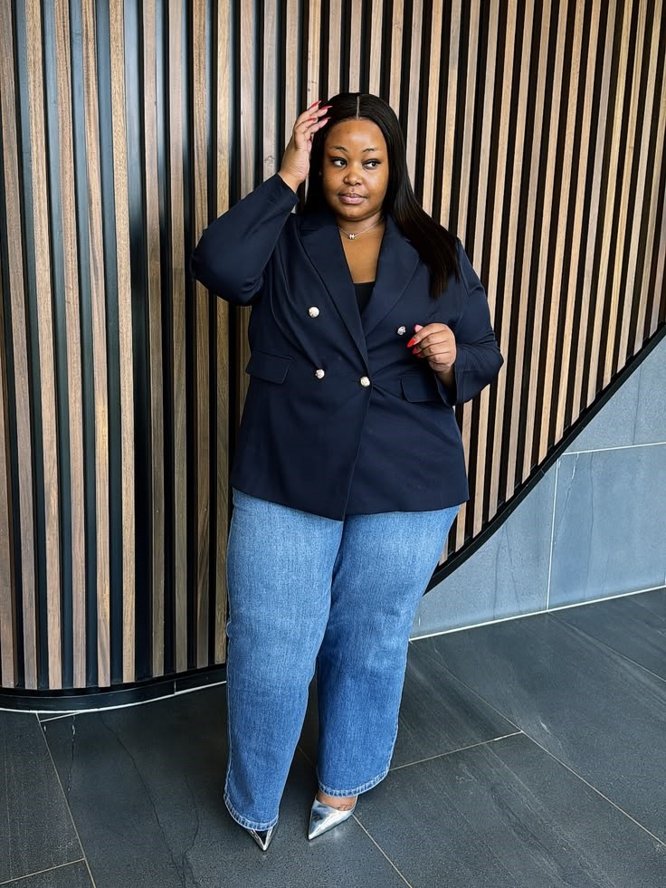 Curvy woman wearing a navy blazer with straight-leg jeans for old money style