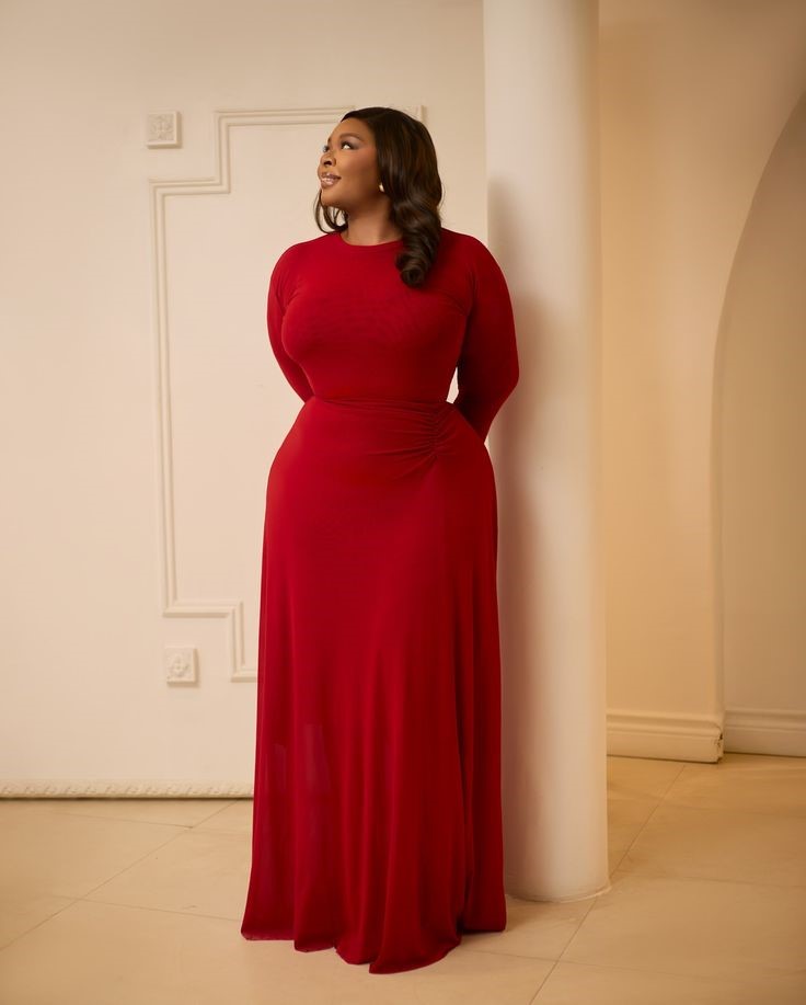Red carpet looks for curvy women featuring a glamorous figure-hugging evening gown