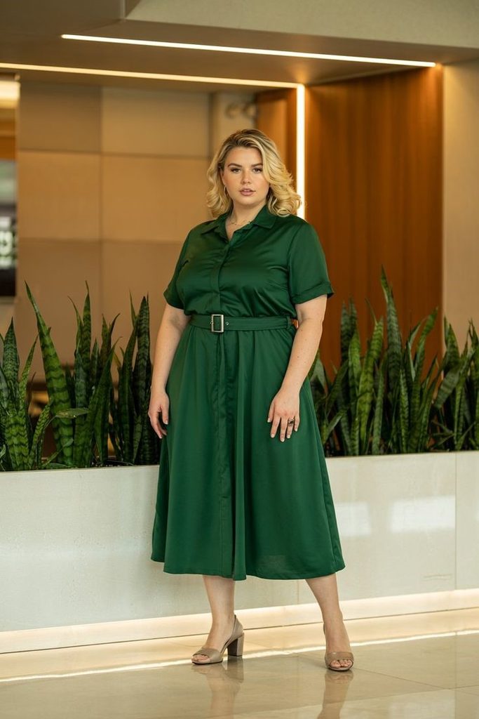 How to choose the perfect belt for your frame with a slim belt on a green dress