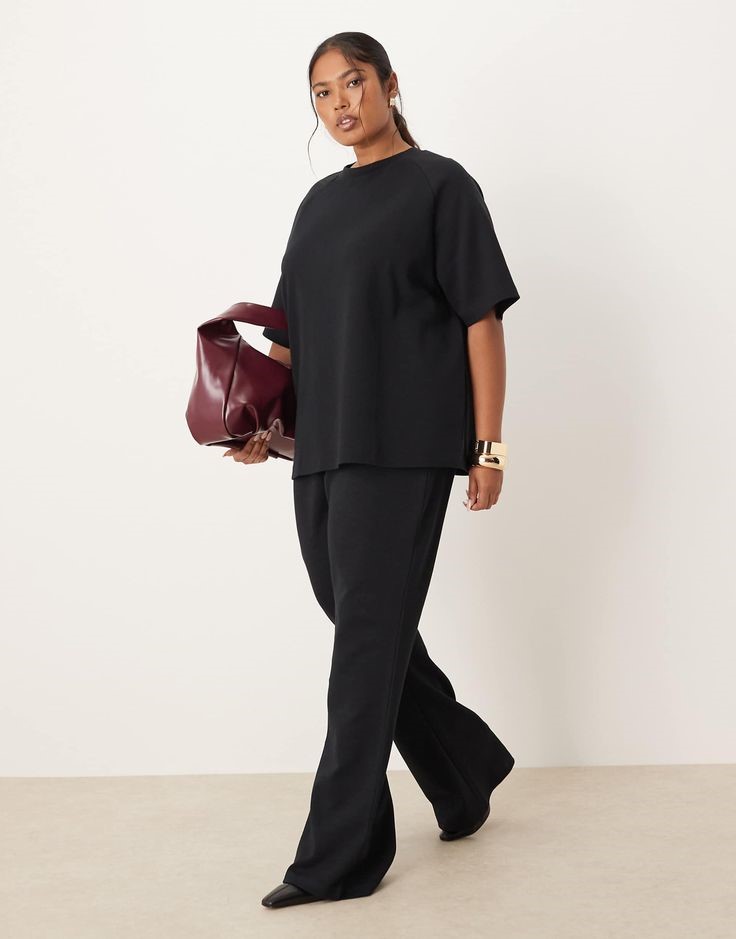 Minimalist fashion for plus size women styled in an all-black everyday outfit.