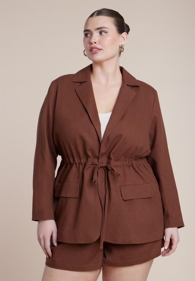 The Best Blazers for Plus Size Women featuring a brown linen blazer with a drawstring waist